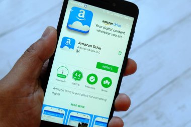 Bandar Seri Begawan, Brunei - 25 Temmuz 2018: Amazon sürücü uygulaması ile smartphone android Google oyun satan bir yerde tutan bir erkek el