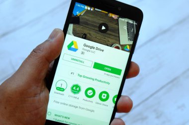 Bandar Seri Begawan, Brunei - 25 Temmuz 2018: Google sürücü uygulaması ile smartphone android Google oyun satan bir yerde tutan bir erkek el