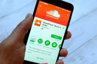 Bandar Seri Begawan, Brunei - 25 Temmuz 2018: Soundcloud app ile akıllı telefon android Google oyun satan bir yerde tutan bir erkek el
