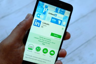 Bandar Seri Begawan, Brunei - 25 Temmuz 2018: LinkedIn app ile akıllı telefon android Google oyun satan bir yerde tutan bir erkek el.