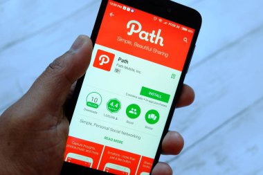 Bandar Seri Begawan, Brunei - 25 Temmuz 2018: yol apps ile akıllı telefon android Google oyun satan bir yerde tutan bir erkek el