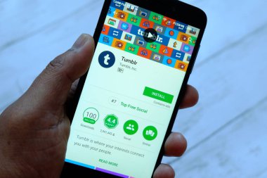 Bandar Seri Begawan, Brunei - 25 Temmuz 2018: Tumblr apps ile akıllı telefon android Google oyun satan bir yerde tutan bir erkek el