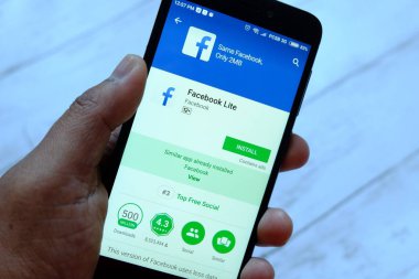 Bandar Seri Begawan, Brunei - 25 Temmuz 2018: Facebook Lite ile akıllı telefon apps android Google oyun satan bir yerde tutan bir erkek el