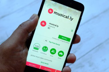 Bandar Seri Begawan, Brunei - 25 Temmuz 2018: apps ile akıllı telefon android Google oyun satan bir yerde tutan bir erkek el