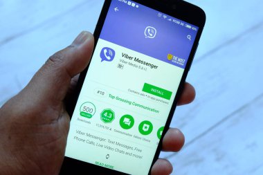 Bandar Seri Begawan, Brunei - 25 Temmuz 2018: Viber apps ile akıllı telefon android Google oyun satan bir yerde tutan bir erkek el