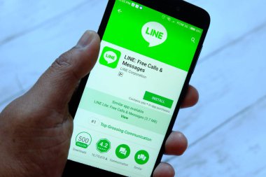 Bandar Seri Begawan, Brunei - 25 Temmuz 2018: satır apps ile akıllı telefon android Google oyun satan bir yerde tutan bir erkek el