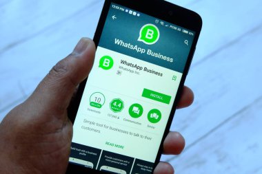 Bandar Seri Begawan, Brunei - 25 Temmuz 2018: Whatsapp iş apps ile akıllı telefon android Google oyun satan bir yerde tutan bir erkek el