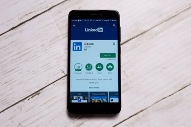 Kuala Lumpur, Malezya - 28 Ocak 2018: LinkedIn android içinde oyun Store.Linkedin iş ve istihdam odaklı sosyal ağ hizmeti Web siteleri ve mobil uygulamalar çalışır görüntüdür.