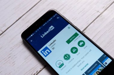 Kuala Lumpur, Malezya - 28 Ocak 2018: LinkedIn android içinde oyun Store.Linkedin iş ve istihdam odaklı sosyal ağ hizmeti Web siteleri ve mobil uygulamalar çalışır görüntüdür.