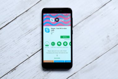 Kuala Lumpur, Malezya - 28 Ocak 2018:Skype app android oyun Store üzerinde. S