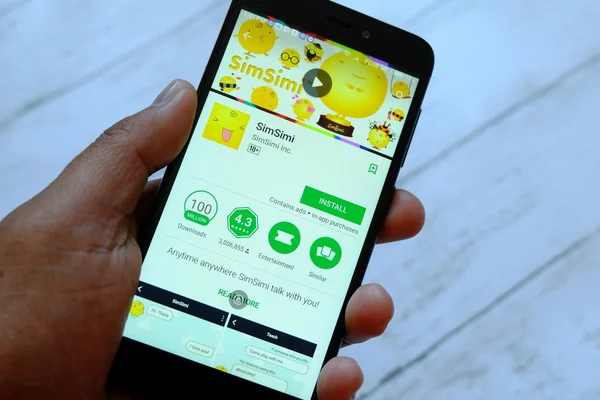 Bandar Seri Begawan, Brunei - 25 Temmuz 2018: Simsimi uygulaması ile smartphone android Google oyun satan bir yerde tutan bir erkek el.