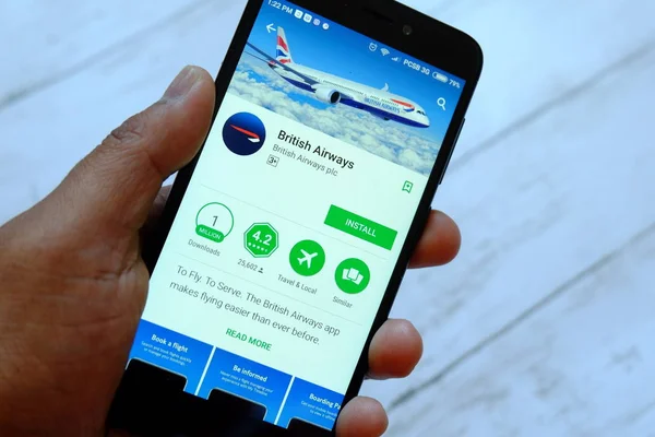Bandar Seri Begawan, Brunei - 25 Temmuz 2018: British Airways app ile akıllı telefon android Google oyun satan bir yerde tutan bir erkek el