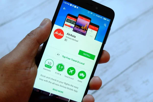 バンダル ブガワン ブルネイ ダルサラーム 2018 Android Google プレイストアでエアアジア アプリでスマート フォンを持っている男性手 — ストック写真