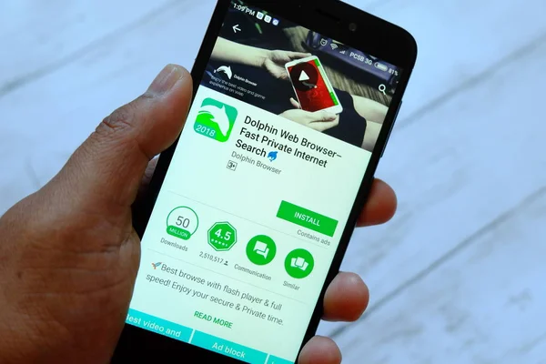 バンダル ブガワン ブルネイ ダルサラーム 2018 Android Google プレイストアでイルカのブラウザー アプリでスマート フォンを持っている男性手 — ストック写真