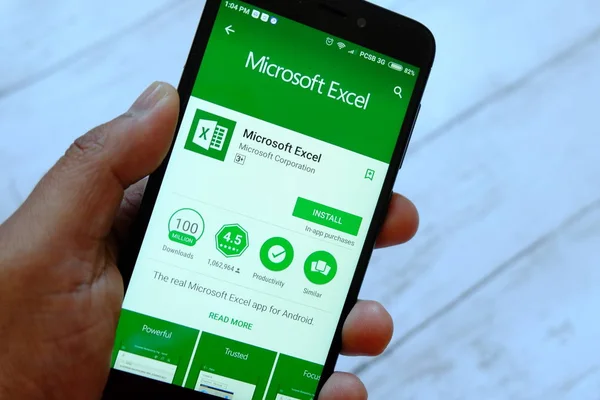 Bandar Seri Begawan, Brunei - 25 Temmuz 2018: Microsoft Excel uygulaması ile smartphone android Google oyun satan bir yerde tutan bir erkek el