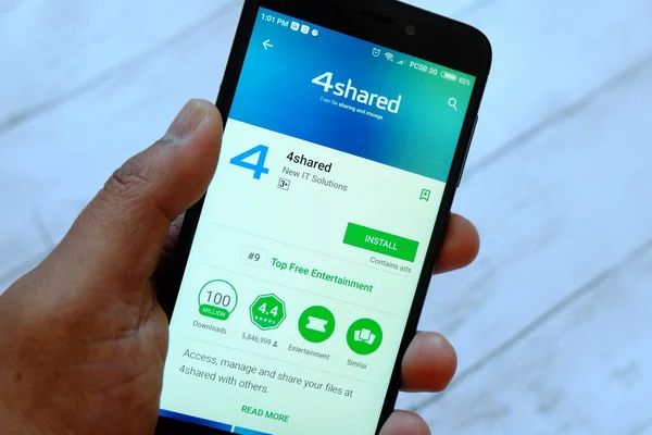 Bandar Seri Begawan, Brunei - 25 Temmuz 2018: 4shared apps ile akıllı telefon android Google oyun satan bir yerde tutan bir erkek el