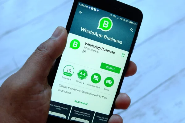 Bandar Seri Begawan, Brunei - 25 Temmuz 2018: Whatsapp iş apps ile akıllı telefon android Google oyun satan bir yerde tutan bir erkek el