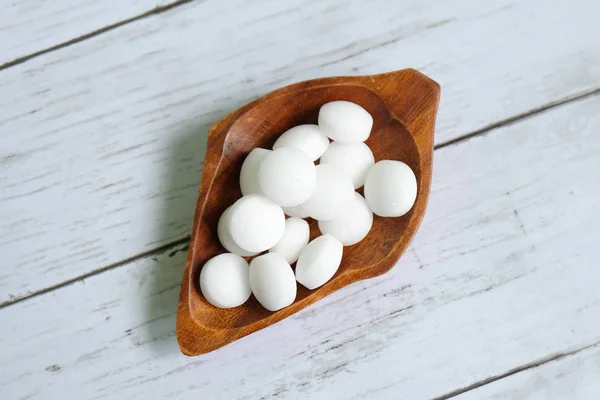 Bolas Naftaleno Branco Sobre Fundo Madeira Branca — Fotografia de Stock