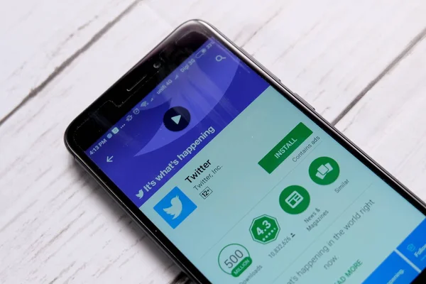 Kuala Lumpur, Malezya - 28 Ocak 2018: Twitter uygulama android playstore ekranda. Twitter Mart 2006 yılında Jack Dorsey, Noah cam, Biz Stone ve Evan Williams tarafından oluşturulmuş