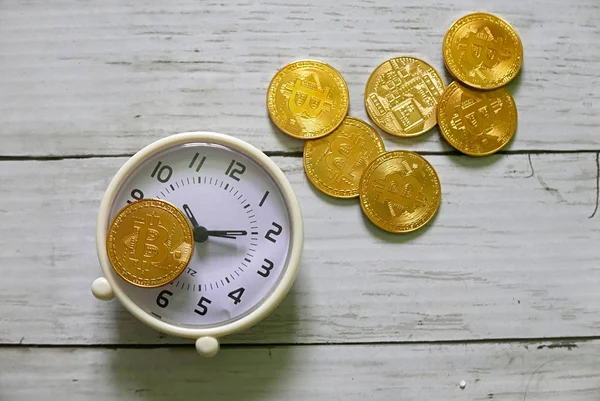Replika Złotego Bitcoin Zegarem Białym Tle Drewnianych Koncepcja Biznesu Finansów — Zdjęcie stockowe
