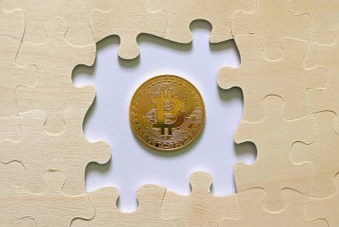 Parçalı bulmaca arasında bir altın bitcoin yineleme. İş ve finans kavramı.