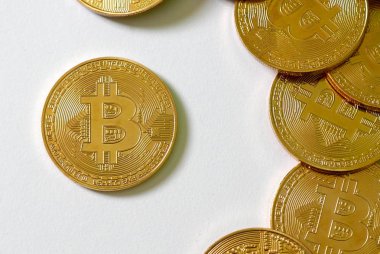 Altın bitcoin yineleme üzerinde beyaz kağıt yığınını. İş ve finans kavramı.