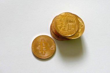 Altın bitcoin yineleme üzerinde beyaz kağıt yığınını. İş ve finans kavramı.