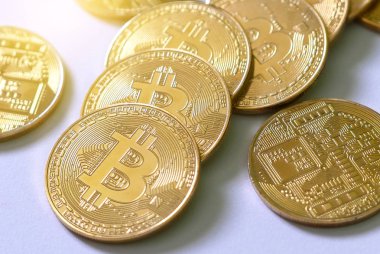 Altın bitcoin yineleme üzerinde beyaz kağıt yığınını. İş ve finans kavramı.
