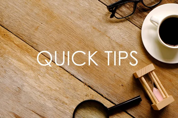 Quick Tips 写的木制背景咖啡 放大镜和眼镜的顶部视图 — 图库照片