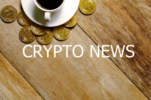 Bir fincan kahve, altın bitcoin yineleme kripto haber ile yazılı ahşap arka plan üzerinde üstten görünüm.