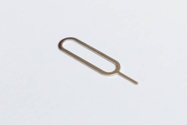 SIM tepsisi sökücü kartı veya beyaz arka plan üzerinde izole smartphone için PIN anahtar aracı çıkarma