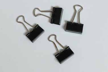 Kağıt ataçları beyaz arkaplanda izole edildi.