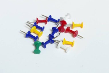 Renkli itme veya beyaz arka plan üzerinde izole raptiye.