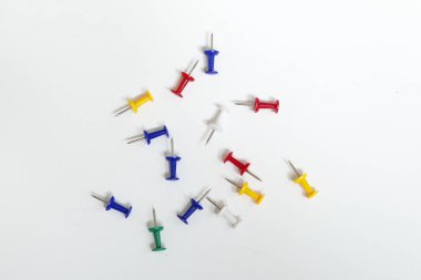 Renkli itme veya beyaz arka plan üzerinde izole raptiye.