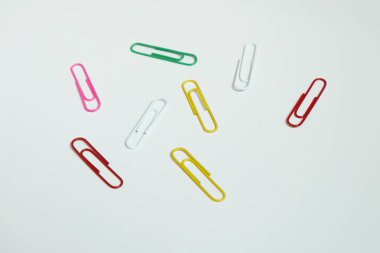 Beyaz arkaplanda izole edilmiş renkli ataçlar.