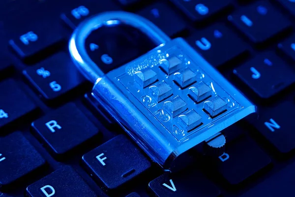 Bilgisayar klavyesindeki metal sayı Birleştirme paneli kilit. Internet ve ağ güvenlik tema. Mavi tonu arka plan.