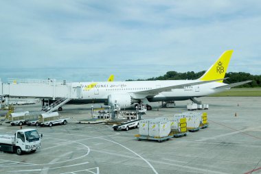 Bandar Seri Begawan, Brunei - 22 Nisan 2018: Royal Brunei uçak Brunei Uluslararası Havalimanı.