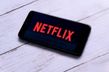 Kuala Lumpur, Malezya - 28 Ocak 2018: Smartphone ile Netflix bir beyaz tahta masada. Netflix konusunda uzmanlaşmış ve akışlı medya ve video-on-demand online ve Dvd posta ile sağlar.