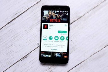 Kuala Lumpur, Malezya - 28 Ocak 2018: Smartphone ile android playstore Netflix bir beyaz tahta masada. Netflix konusunda uzmanlaşmış ve akışlı medya ve video-on-demand online ve Dvd posta ile sağlar.