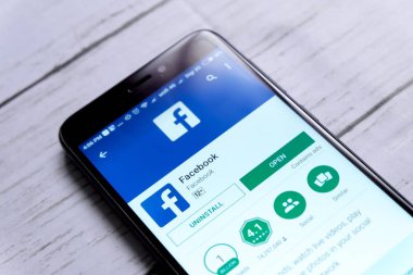 Kuala Lumpur, Malezya - 28 Ocak 2018: En iyi Facebook apps ile akıllı telefon android oyun Store.Facebook bir Amerikan online sosyal medya ve sosyal ağ hizmeti Menlo Park, California merkezli görünümdür