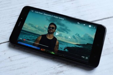 Kuala Lumpur, Malezya - 28 Ocak 2018: Yukarıdan kalkacaksın müzik video oynarken smartphone. Kalkacaksın s tek bir Porto Rikolu şarkıcı Luis Fonsi featuring Porto Rikolu rapçi Daddy Yankee tarafından.