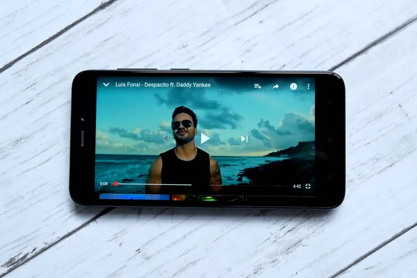 Kuala Lumpur, Malezya - 28 Ocak 2018: Yukarıdan kalkacaksın müzik video oynarken smartphone. Kalkacaksın s tek bir Porto Rikolu şarkıcı Luis Fonsi featuring Porto Rikolu rapçi Daddy Yankee tarafından.