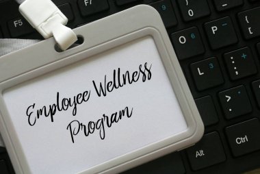 Bir klavyenin seçici odak noktası ve Çalışanların Sağlık Programı ile isim etiketli bir halat.