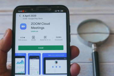 KULIM, MALAYSIA - 4 Nisan 2020: ZOM Bulut Buluşmalarının android uygulaması olan bir akıllı telefon.