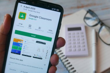 KULIM, MALAYSIA - APRIL 4th, 2020: Google Sınıfı android uygulamalı bir cep telefonu. Google Sınıfodası, okullar için Google tarafından geliştirilen ücretsiz bir web hizmetidir..