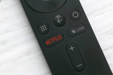 KULIM, MALAYSIA - CIRCA APRIL, 2020: Netflix düğmeli bir android kutu uzaktan kumandası. Netflix şirketinin birincil işi abonelik tabanlı yayın hizmeti.