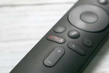 KULIM, MALAYSIA - CIRCA APRIL, 2020: Netflix düğmeli bir android kutu uzaktan kumandası. Netflix şirketinin birincil işi abonelik tabanlı yayın hizmeti.
