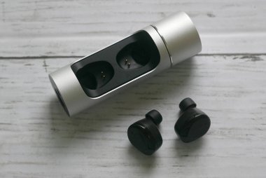 Müzik dinlemek ve telefona cevap vermek için güç bankası kılıflı siyah kablosuz kulaklıklar..