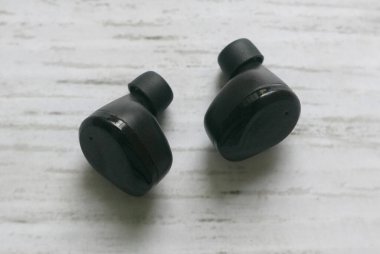 Müzik dinlemek ve telefona cevap vermek için siyah kablosuz kulaklık..