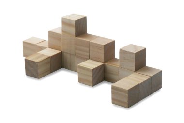 Beyaz arka planda izole edilmiş oyuncak tahta küpün seçici odağı.